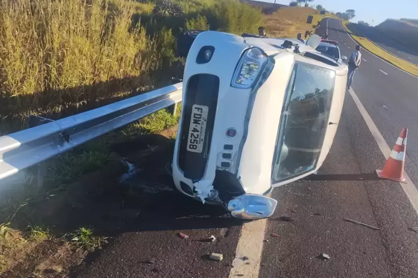 Acidente na Cândido Portinari: Carro capota, motorista ileso