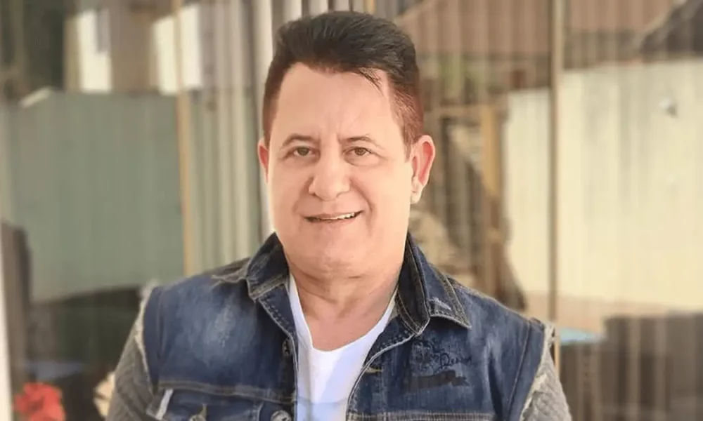 Marrone canta sozinho com curativo na cabeça e surpreende com emoção