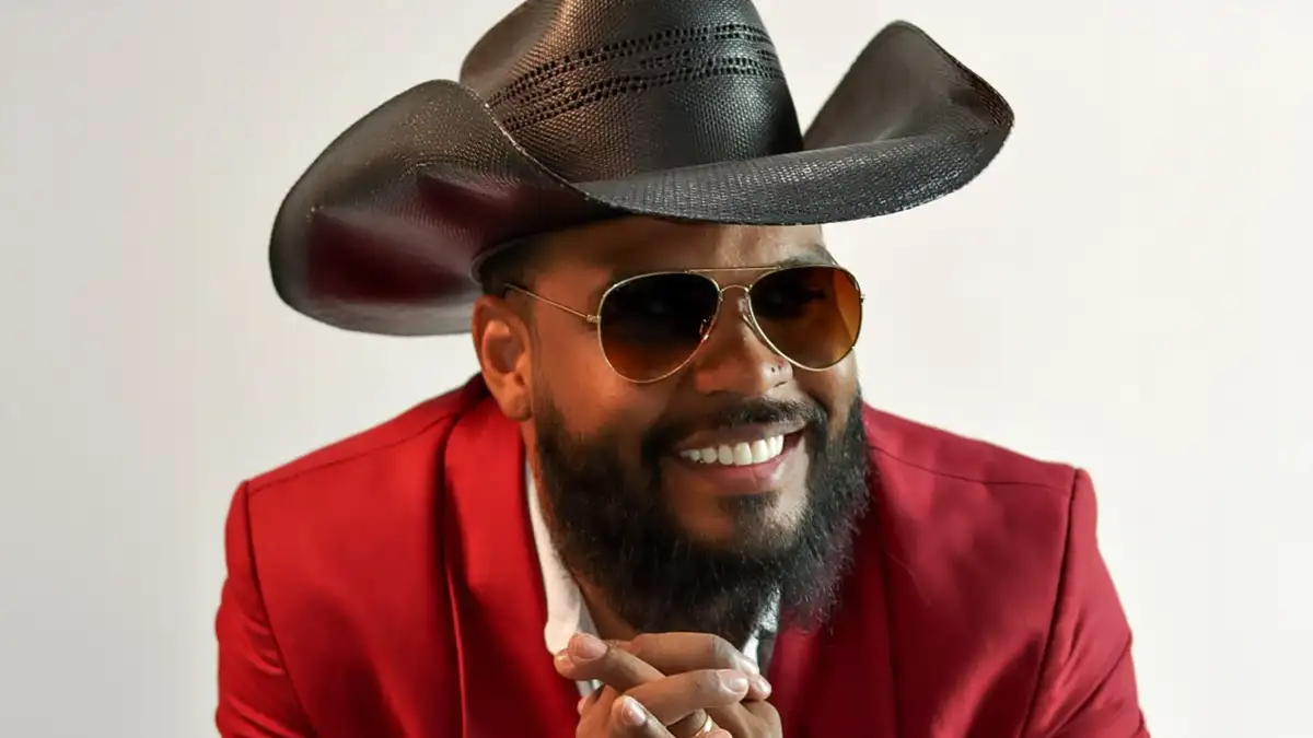 Cantor sertanejo perde controle de carro e bate em árvore