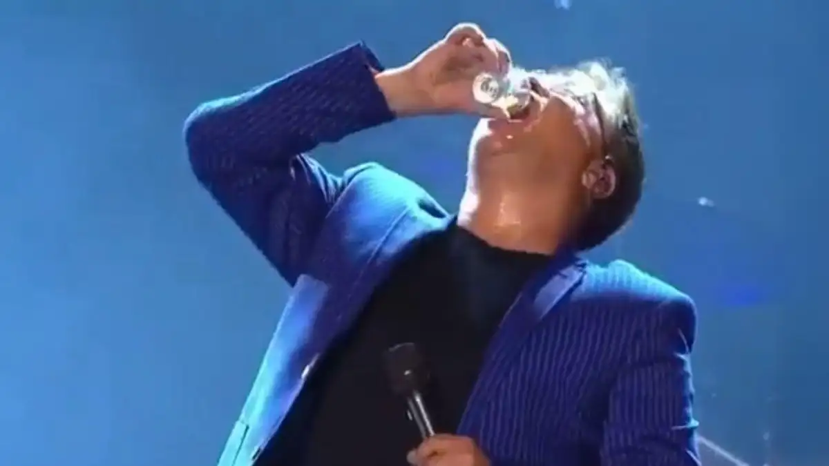 Leonardo causa climão em show após suposta bebedeira viralizar