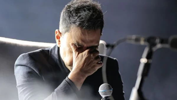 Zezé Di Camargo desafina