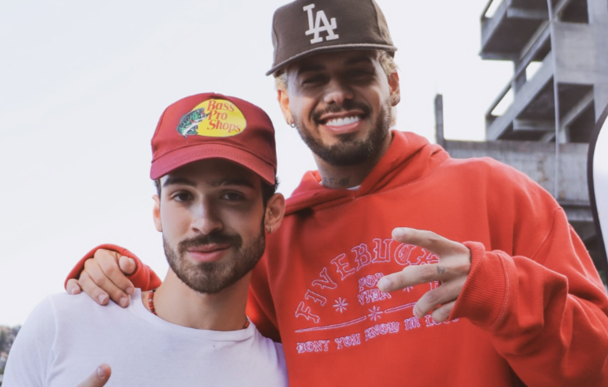 Zé Felipe filma clipe no Vidigal com visita do irmão João Guilherme