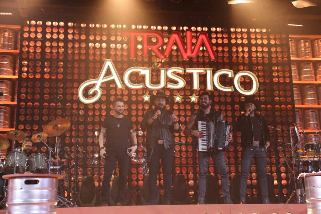 Traia Véia lança DVD ‘Traia Acústico’ com clima intimista
