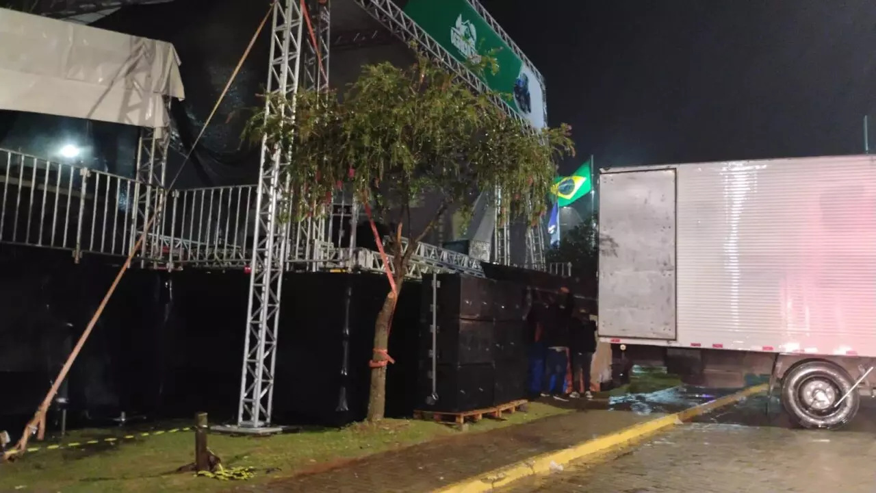 Tempestade com ventos fortes interrompe show de Munhoz & Mariano em Curitiba