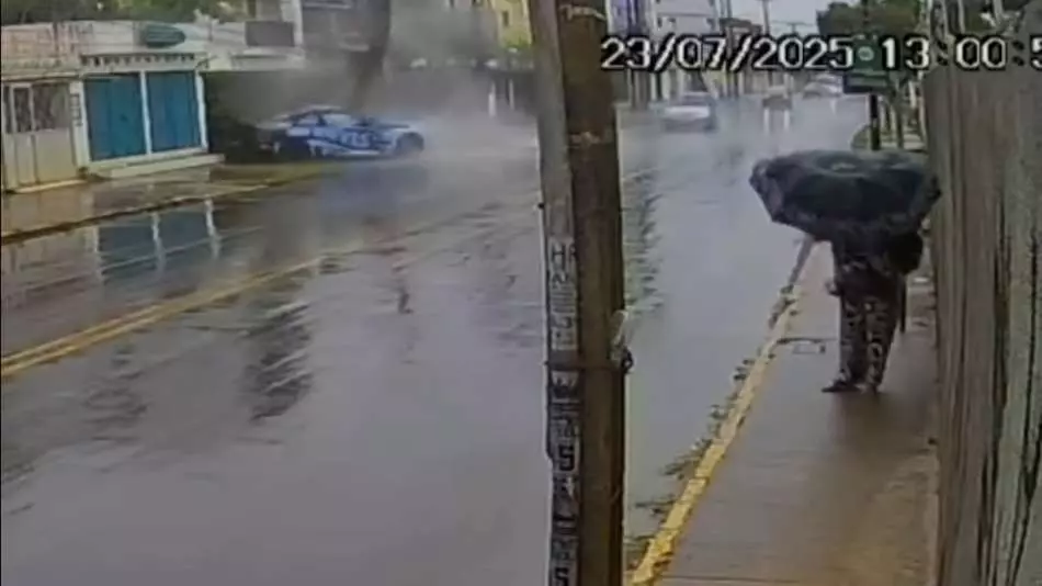 Carro de luxo de influenciador capota, derruba poste em Olinda