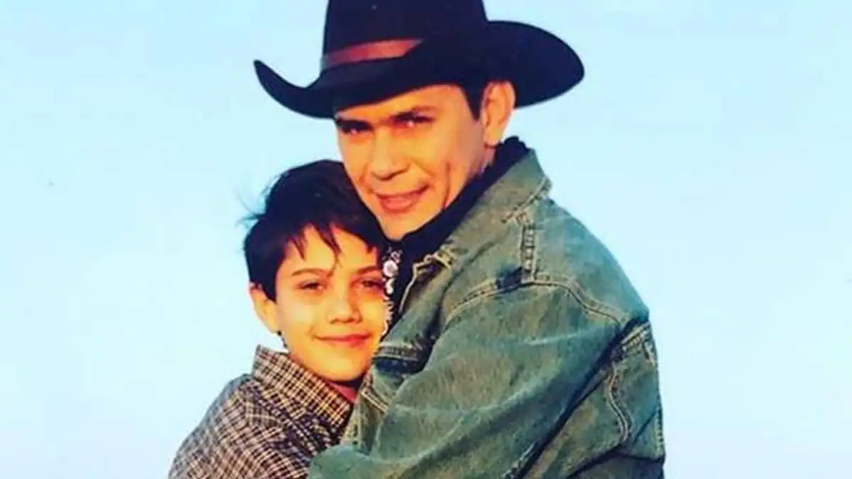 Filho de Leandro é atacado por bandidos na internet e pede ajuda