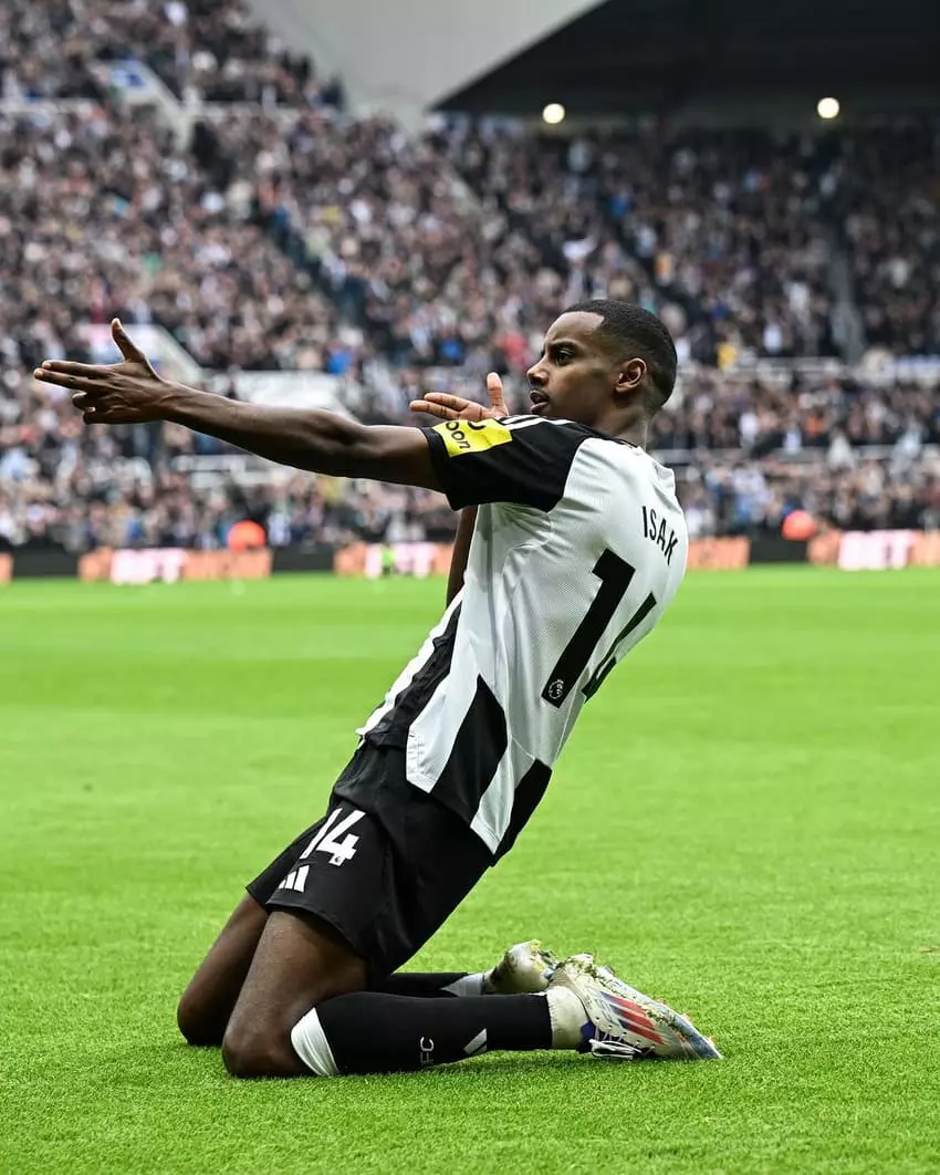 Salário de Alexander Isak, atacante sueco pretendido pelo Liverpool.