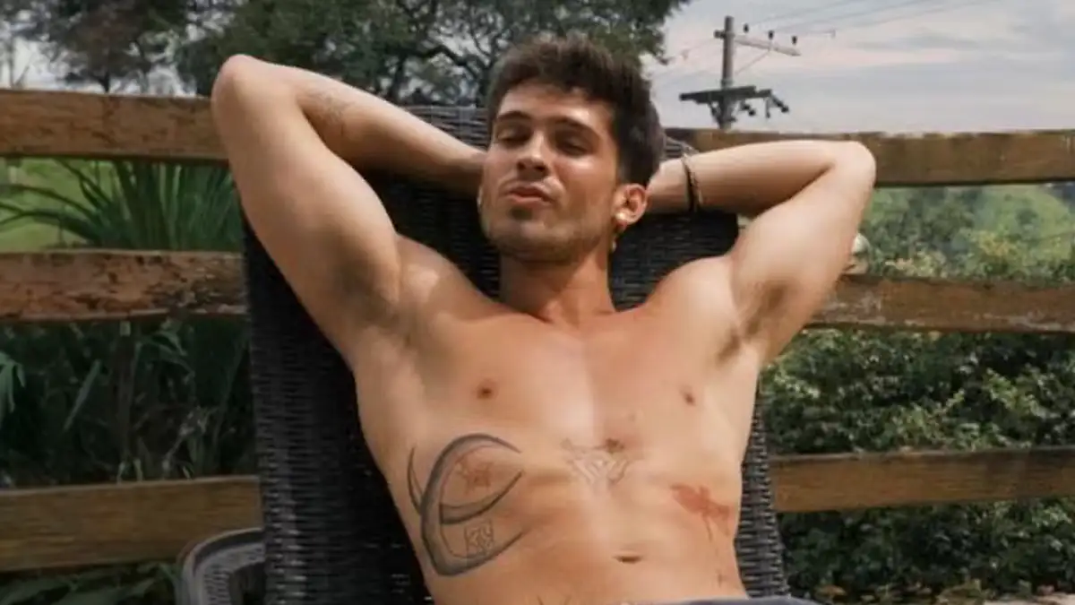 Filho de Leonardo, João Guilherme choca ao aparecer nu em série