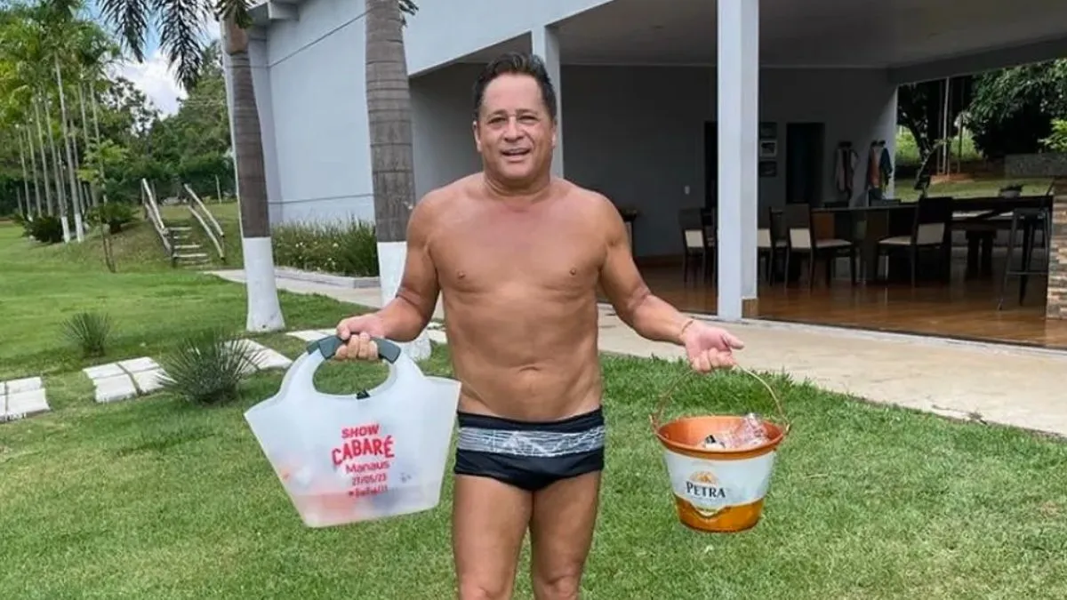 Leonardo mostra talentos na cozinha de sunga e agita a web: “Igual vinho”