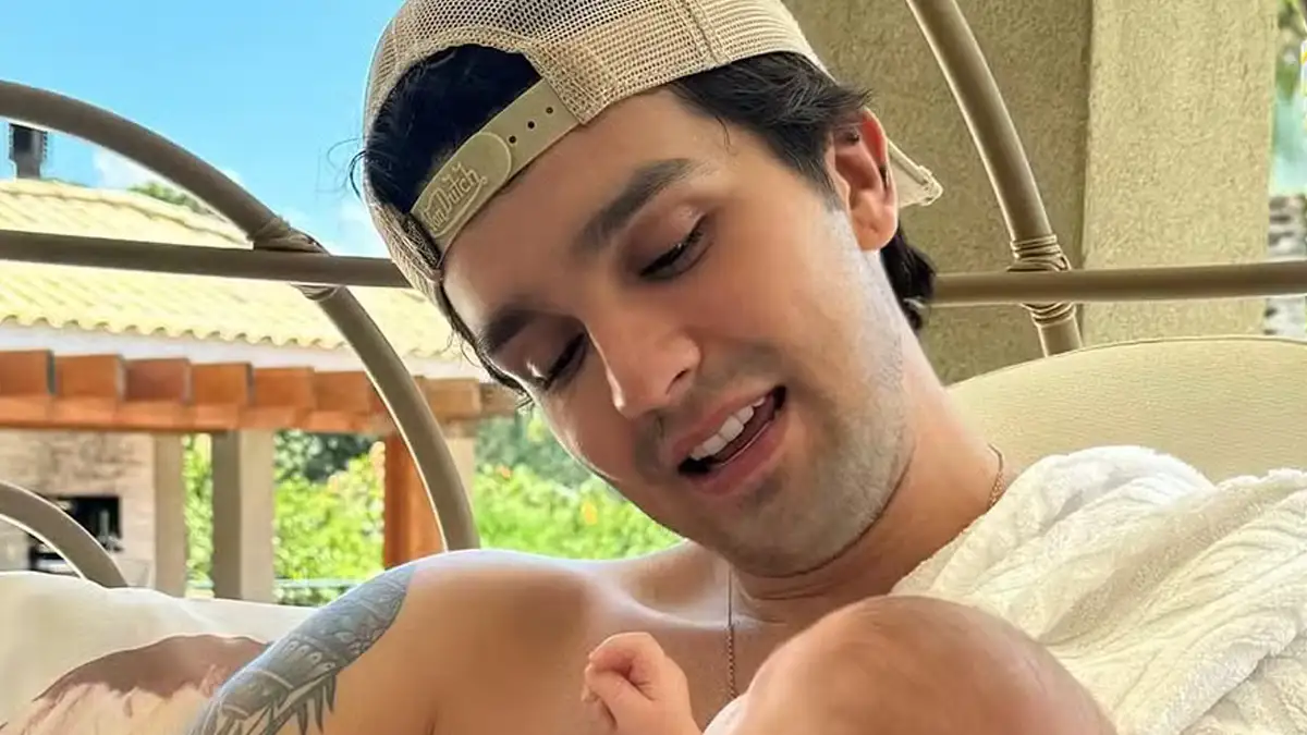 Luan Santana encanta ao surgir dando mamadeira para a filha de 6 meses