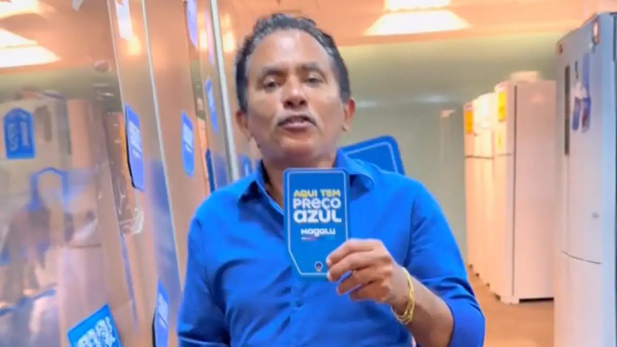 Manoel Gomes, do hit “Caneta Azul”, fatura alto como modelo.