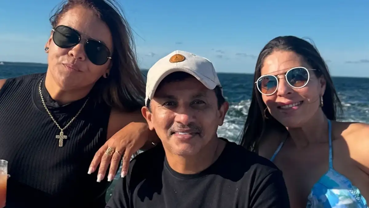 Manoel Gomes anuncia divórcio e curte lancha com mulheres nos EUA: “Vivendo”