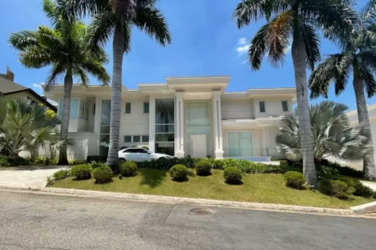 Luan Santana vende mansão em São Paulo por R$ 43 milhões