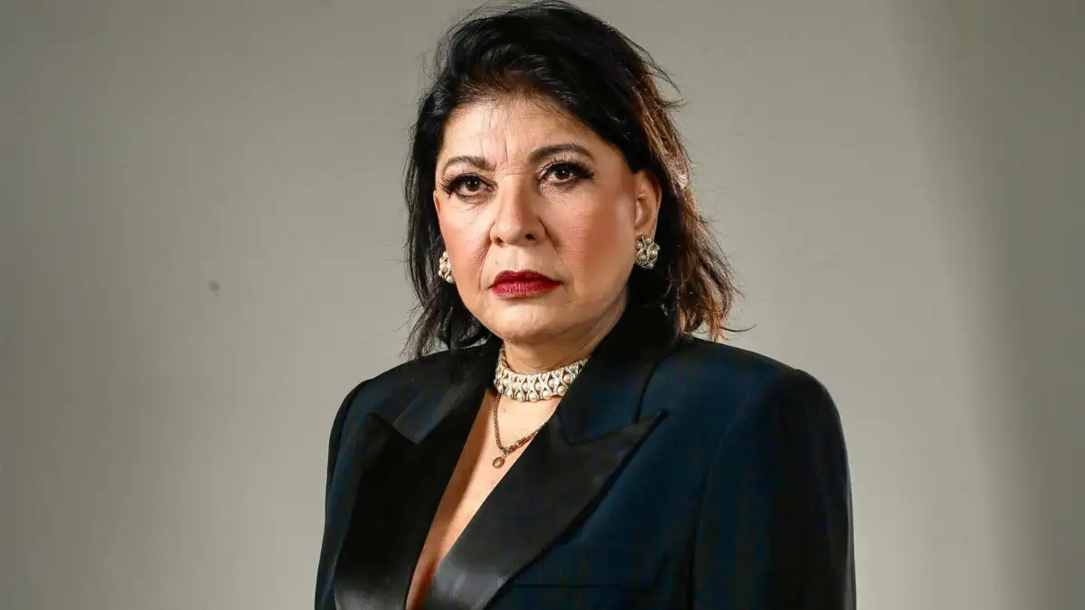 Roberta Miranda reage a gesto obsceno com xingamento durante show em Solânea e é aplaudida