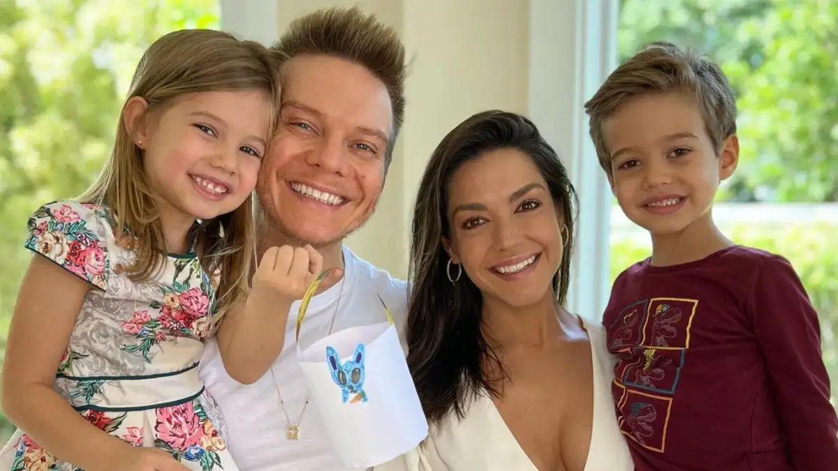Thais Fersoza revela como lida com a exposição da família