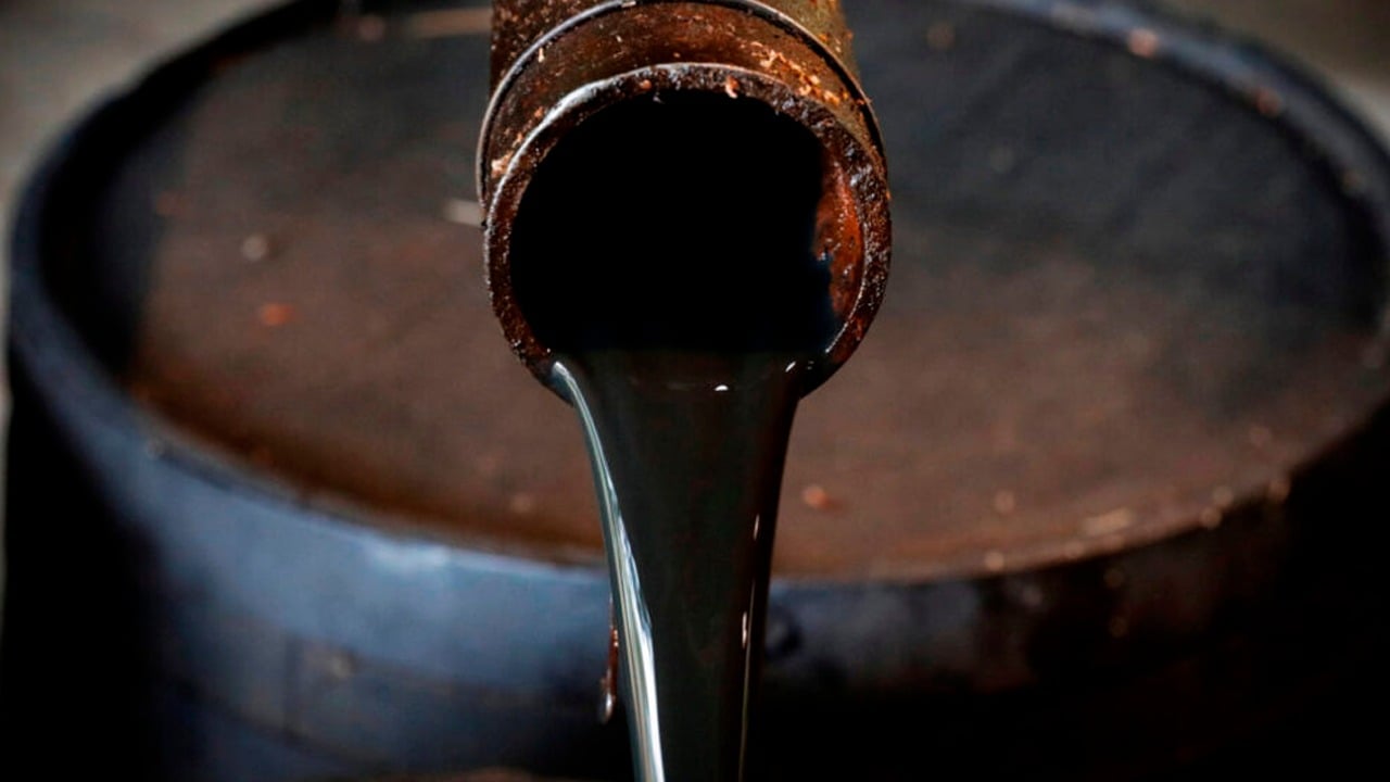 Petróleo atinge mínima em 8 semanas; incerteza sobre sanções