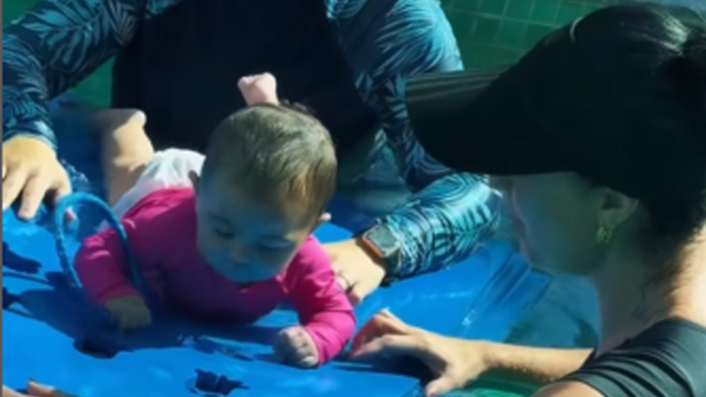 Clara, Filha de Zezé e Graciele, Brilha na Aula de Natação