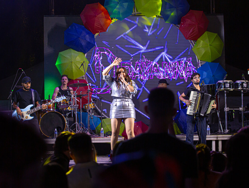 Dayanna, ex-backing vocal de Henrique & Juliano, brilha online