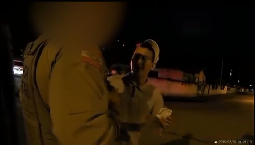 Jovem canta para polícia e surpreende PMs; assista agora!
