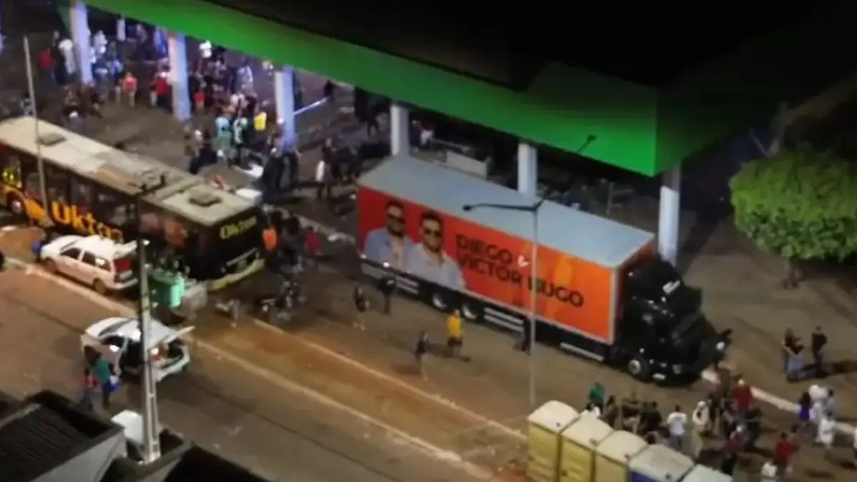 Caminhão de Diego & Victor Hugo atinge público e deixa 6 feridos