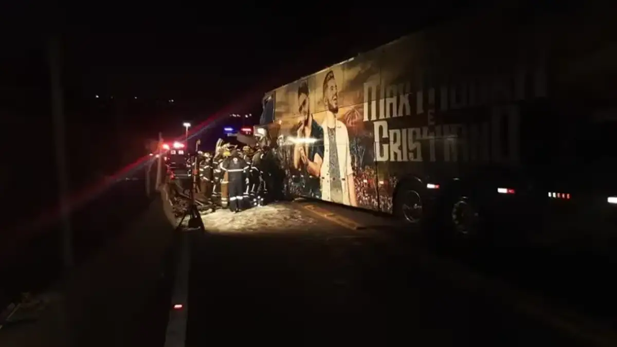 Ônibus de dupla sertaneja se envolve em acidente trágico e deixa dois mortos