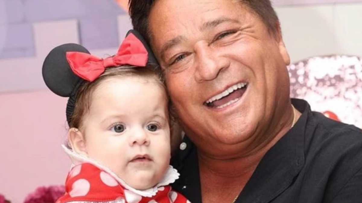 Maria Flor dança no palco com o avô Leonardo em Goiânia e encanta fãs