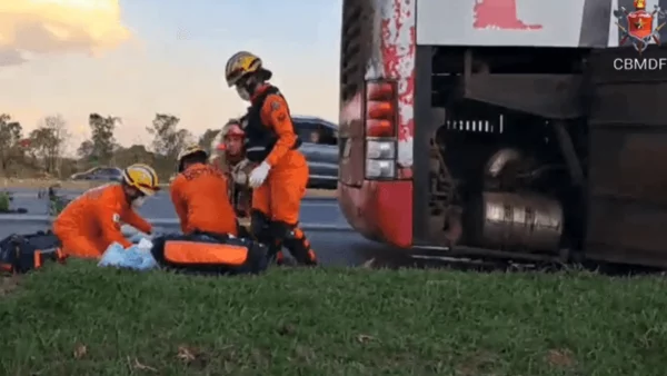 Borracheiro morre ao tentar trocar pneu do ônibus de Allana Macedo (Foto: PMPR)