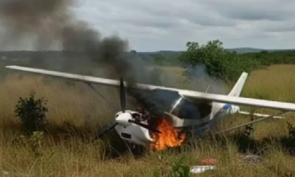Ele se afastou… e o avião explodiu em chamas logo depois