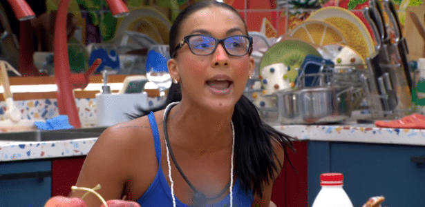 bbb 26 maxiane se irrita apos ana paula cobrar que ela lave o banheiro