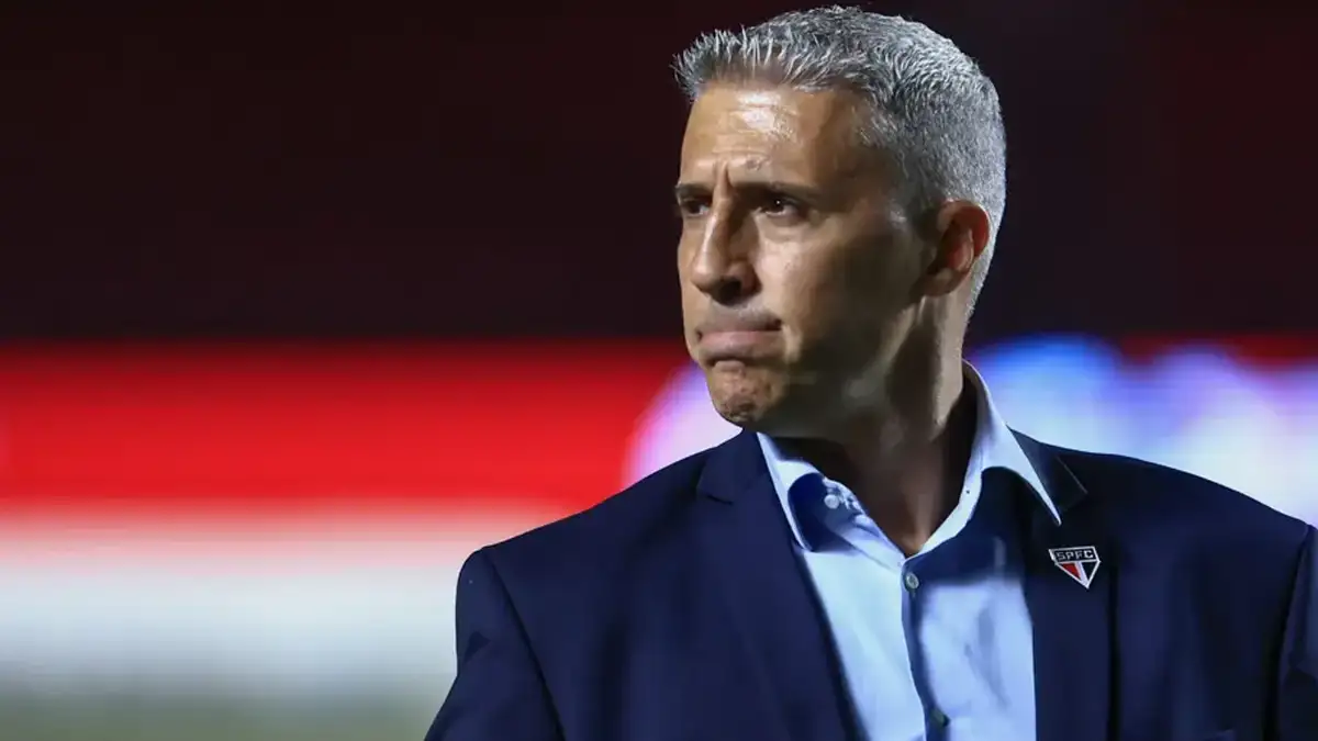 Hernán Crespo deixa o São Paulo após conflitos sobre planejamento e rotina de treinos no CT da Barra Funda