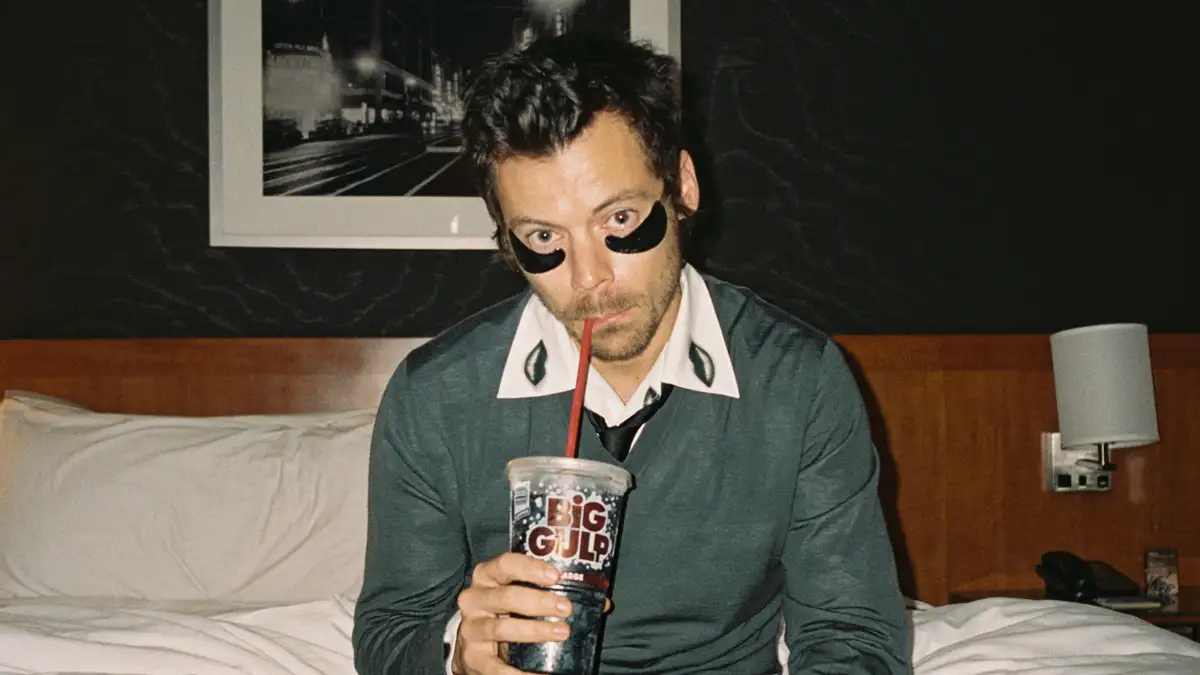 Astro pop Harry Styles apresenta 4º álbum de estúdio e divulga clipe de “American Girls”