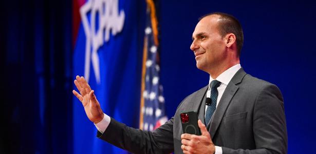 Eduardo Bolsonaro revela planos de retornar ao Brasil em 2027 se Flávio vencer a eleição