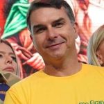 Flávio Bolsonaro revela: se vencer, subirá rampa do Planalto com pai