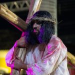 Sexta-feira Santa: Encenação da Paixão de Cristo agita Praça da Matriz em São Sebastião