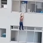 Mulher escorrega e fica pendurada na janela de prédio: assista ao vídeo!