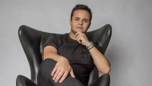 Matheus Aleixo rompe silêncio após post de Paula e abandona as redes sociais